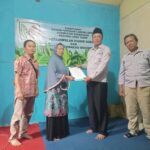 Ketua DPD P2RPTI Jatim M. Arifin di Dampingi Sekertaris Agus Dwi Utoo Menyerahkan SK Kepengurusan Kepada Ketua DPC Kabupaten Pamekasan Ns. Adi Sutrismi, MM., M.Kes. Foto As