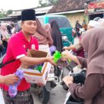 Ketua Umum FOKUSS Gus Yasin membagikan takjil kepada pengguna Jalan Raya Tulangan